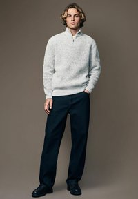 Next ZIP NECK FIT - REGULAR FIT CHENILLE TEXTURE QUARTER ZIP - Stickad tröja - ecru white