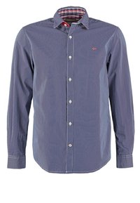 Chemise à manches longues bleue à carreaux avec boutons blancs et petit logo de drapeau rouge et blanc sur la poitrine.