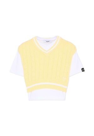 Wit shirt met korte mouwen, gecombineerd met een gele kabelgebreide mouwloze trui met V-hals en witte streepdetails.