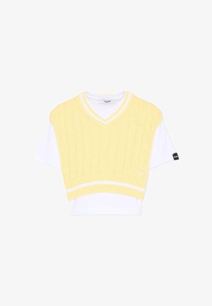 Biała koszula z krótkim rękawem, na którą nałożono żółtą, bezrękawnikową kamizelkę z warkoczowym splotem, z dekoltem w serek i białymi paskami.