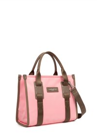 Borsa tote in nylon rosa con manici e dettagli in sintetico marrone. Caratterizzata da due manici superiori e una tracolla rimovibile. Il materiale metallico include una placca con il logo.