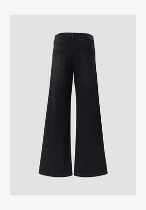 Czarne dżinsy o szerokich nogawkach, widoczne od tyłu z dwoma tylnymi kieszeniami i szlufkami na pasek na jasnoszarym tle.