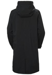 Černý voděodolný kabát s kapucí, který má dlouhý, rovný střih, boční kapsy a ventilační otvor vzadu. Hladká textura.
