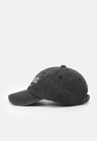 Svart baseballcap laget av bomull. Har en buet skygge, seks-panel konstruksjon og justerbar stropp bak. Tekstlogo på forsiden.
