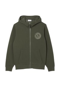 Felpa con zip color verde oliva, dotata di tasca a scomparsa e caratterizzata da un logo circolare sul lato sinistro del petto, realizzata in un tessuto morbido e testurizzato.