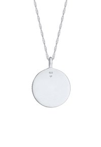 Collana in argento con una catena attorcigliata e un pendente rotondo e piatto contrassegnato "925" per argento sterling. Texture liscia con una finitura opaca.