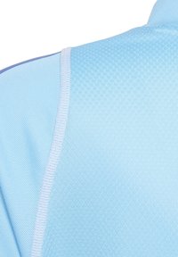 Lichtblauw sportshirt van een gestructureerde stof, met een contrasterende witte naad langs de schouder- en nekzone.