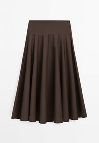 Brun midinederdel med høj talje, bred linning og flydende, samlet stof, der går til kanten.