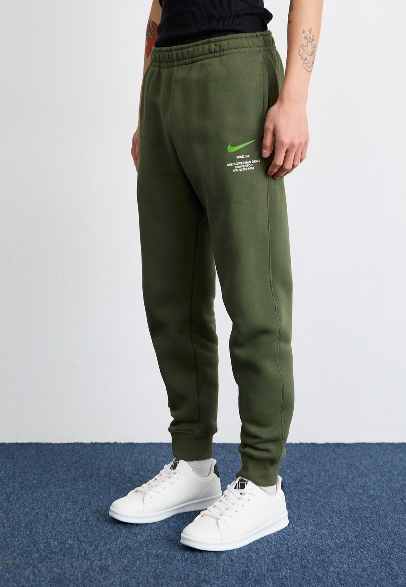 Nike Sportswear JOGGER   - Treniņtērpa apakšdaļas - cargo khaki