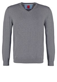 Szary sweter z dekoltem w serek wykonany z miękkiej dzianiny. Posiada długie rękawy oraz ściągacze na dole i przy mankietach. Charakteryzuje się jednolitym kolorem na całej powierzchni.