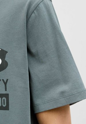 T-shirts print - stormy weather