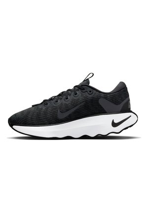 Chaussure de running Nike noire et blanche avec une tige en tissu texturé, une semelle coussinée, des logos swoosh noirs sur le côté et le talon, et des lacets noirs.