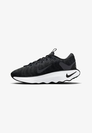 Czarno-białe buty do biegania Nike z teksturowaną cholewką z tkaniny, amortyzowaną podeszwą, czarnymi logo Swoosh po bokach i na pięcie oraz czarnymi sznurowadłami.