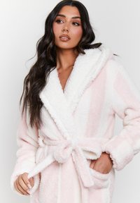 Accappatoio a righe rosa e bianche con cappuccio, realizzato in un morbido tessuto testurizzato; presenta una vita con cintura e tasche laterali.