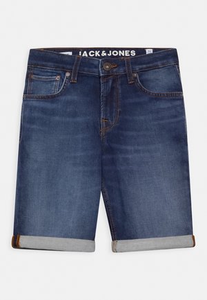 Shorts en denim bleu foncé avec revers roulés, bouton et fermeture éclair à l'avant, cinq poches et étiquette "Jack & Jones" sur la ceinture.