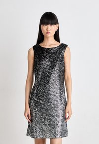 Abito senza maniche caratterizzato da paillettes nere e argentate in un motivo a gradiente, con scollatura tonda e una silhouette A-line morbida.