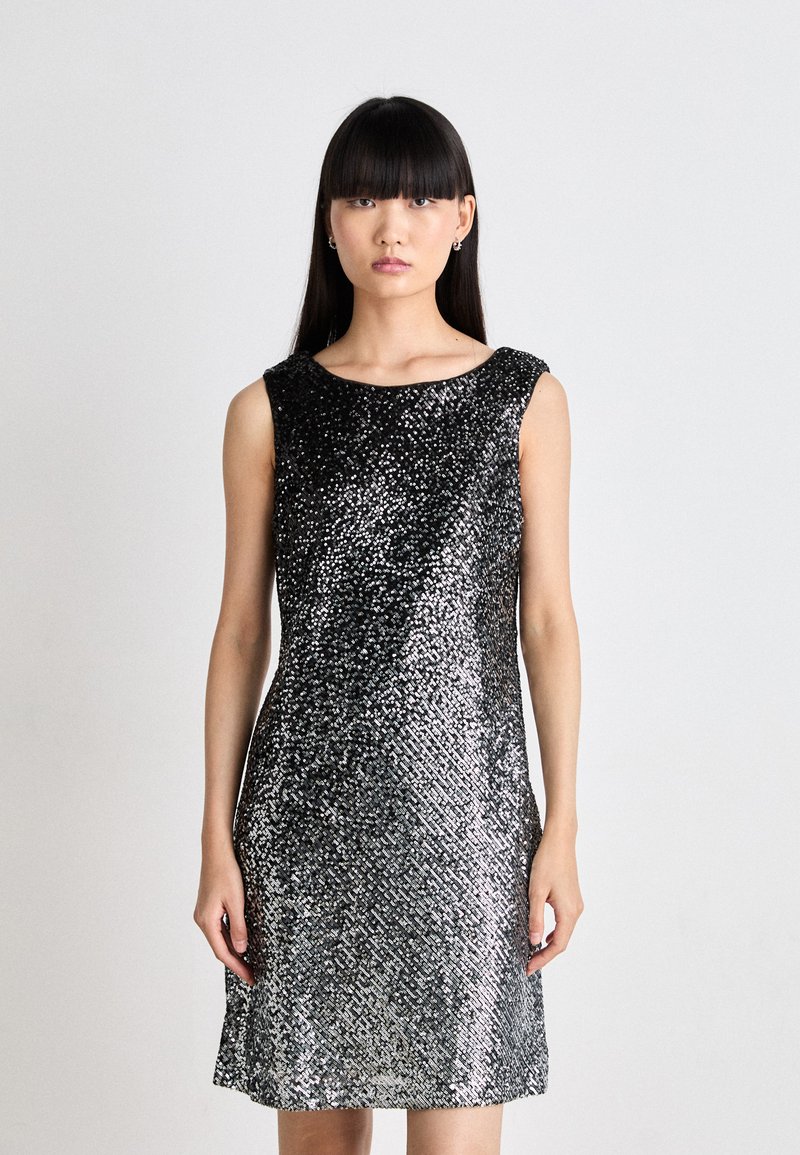 Abito senza maniche caratterizzato da paillettes nere e argentate in un motivo a gradiente, con scollatura tonda e una silhouette A-line morbida.