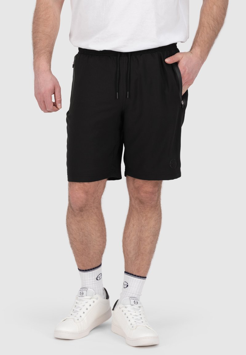 Pantaloni corti sportivi neri realizzati in tessuto leggero, con elastico in vita e cordoncino, tasche laterali e un sottile dettaglio del logo.