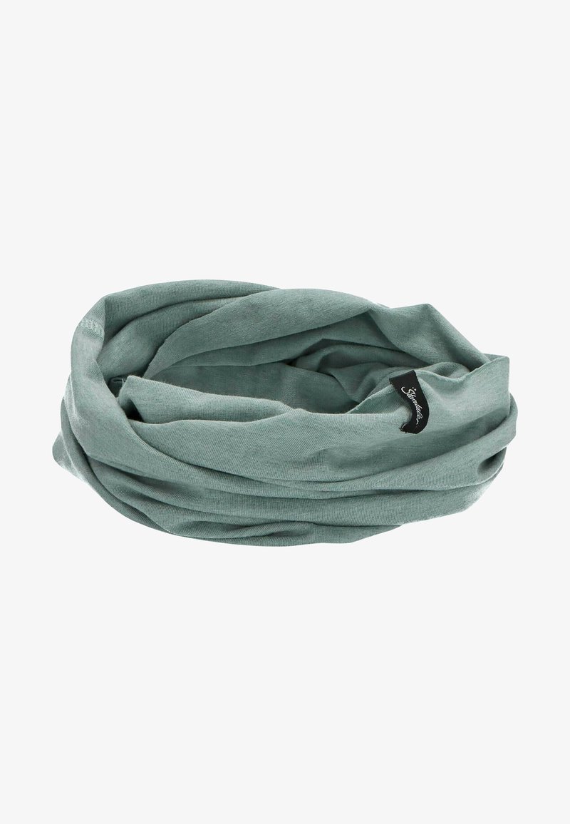 Looped grüner Stoffschal aus weichem Material, mit glatter Textur und einem kleinen Markenzeichen am Rand.