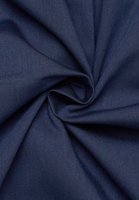 Tessuto blu scuro con una superficie liscia, leggermente attorcigliato per mettere in mostra la sua trama densa e la delicata lucentezza, indice di un materiale di alta qualità.