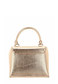 Sac à main métallique doré avec une forme structurée, une texture lisse et une poignée supérieure. Dispose d'un rabat de fermeture et d'accents arrondis.