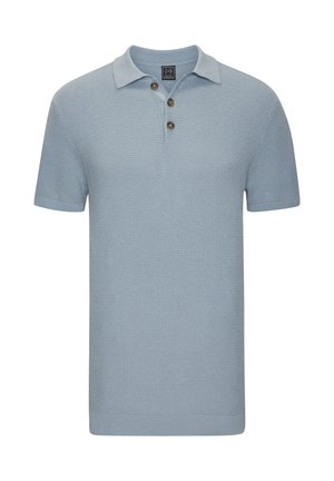 Hellblaues Poloshirt mit kurzen Ärmeln, strukturiertem Strickmuster und drei braunen Knöpfen auf der vorderen Blende.