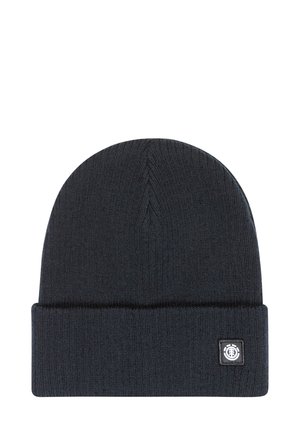 Czarna dzianinowa czapka z mankietem i małą, kwadratową łatką z logo. Charakteryzuje się gładką fakturą i bezszwowym, stożkowym krojem.