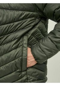 Jack & Jones JJEHERO PUFFER HOOD - Zimní bunda - rosin