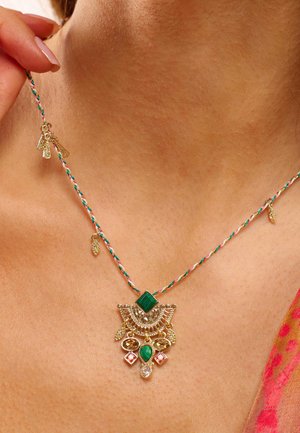 Halskette in Goldfarbe mit einem malachitgrünen quadratischen Anhänger, verziert mit bunten Steinen und dekorativen Charms, ausgestattet mit einer gedrehten mehrfarbigen Schnur.