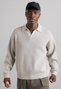 Filippa K Pulover - beige/white