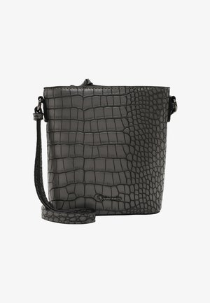 Czarna torebka z ekoskóry o fakturze imitującej krokodyla, prostokątnym kształcie, regulowanym pasku i metalicznym logo na przodzie.