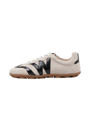 Zapatilla beige de perfil bajo con cordones blancos, diseño negro texturizado "W" en el lateral y suela de goma texturizada marrón claro.