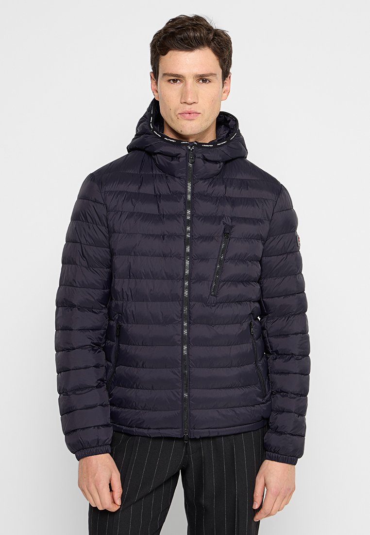 Giubbotto imbottito blu navy con cappuccio, design trapuntato testurizzato, chiusura frontale con zip e numerose tasche, dotato di orlo e maniche regolabili.