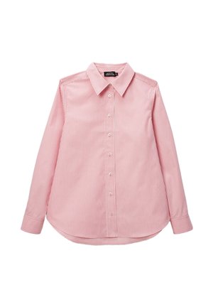 Chemise à manches longues à rayures verticales roses et blanches, boutonnée avec col et poignets, étalée à plat sur un fond blanc.