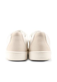 Sneaker bianchi con tomaia in pelle liscia e dettaglio in suede beige sul tallone. Presentano punta rotonda, suola piatta e delicate cuciture.