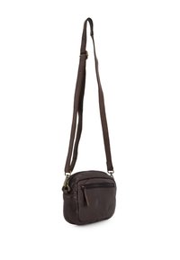Brązowa skórzana torba crossbody z zamykaną na zamek kieszenią z przodu, regulowanym paskiem i miękką, teksturowaną powierzchnią. Kompaktowy design z zaokrąglonymi krawędziami.