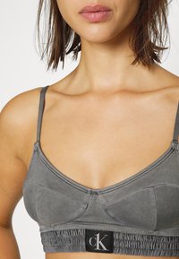 Calvin Klein Swimwear AUTHENTIC DEMI BRALETTE - Parte de cima de biquíni - black