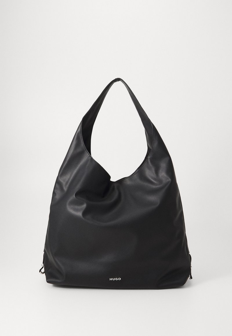 Sac à main en cuir noir souple avec une large anse unique et petit logo argenté "HUGO" au centre devant.