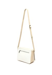 Borsa a spalla beige, realizzata in materiale testurizzato, con chiusura superiore a zip e tasca frontale con zip. Tracolla regolabile con dettagli in metallo.