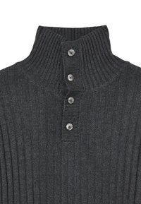 Maglione grigio a costine con colletto alto e quattro bottoni rotondi argentati sul collo. Il tessuto ha una consistenza morbida e un motivo a righe verticali.