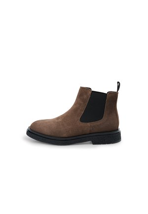 Stivaletto in suede marrone con pannelli elasticizzati laterali e una robusta suola in gomma nera. Dotato di una linguetta posteriore per una facile indossabilità.