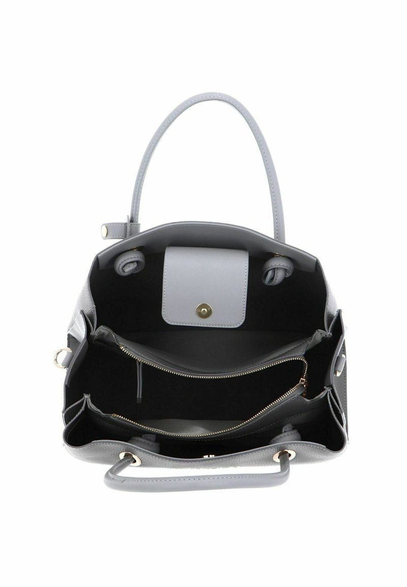 Graue Lederhandtasche mit strukturiertem Design, ausgestattet mit zwei oberen Griffen, Innenfächern mit Reißverschluss und offenem Zugang sowie einem Magnetverschluss.