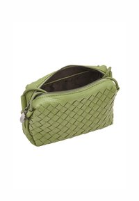 Borsa in pelle verde intrecciata con forma rettangolare, chiusura con doppia cerniera e foderatura interna liscia. Presenta un accento hardware laterale.