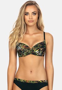 Bikini z drutami, w intensywny wzór dżungli, z zielonymi, pomarańczowymi i żółtymi elementami; czarne akcenty na ramiączkach i pasku.
