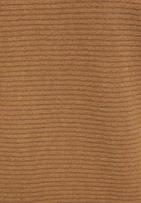 Tekstylna tkanina w ciepłym brązie, charakteryzująca się naprzemiennymi gładkimi i prążkowanymi paskami, tworzącymi subtelny wzór oraz różnice w dotyku.