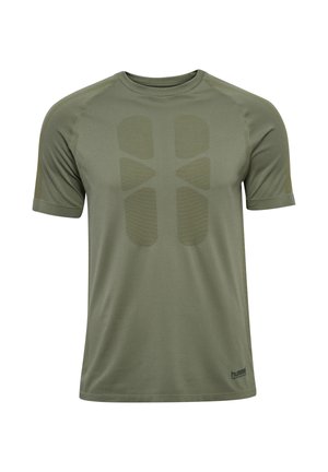 Olivgrünes, kurzärmeliges Sport-T-Shirt mit weicher Textur, das vorne ein Paneeldesign und ein kleines Logo am Saum aufweist.