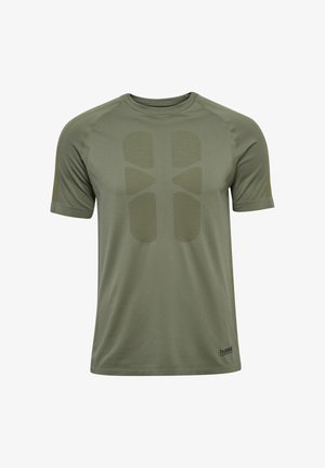 Olivgrünes, kurzärmeliges Sport-T-Shirt mit weicher Textur, das vorne ein Paneeldesign und ein kleines Logo am Saum aufweist.