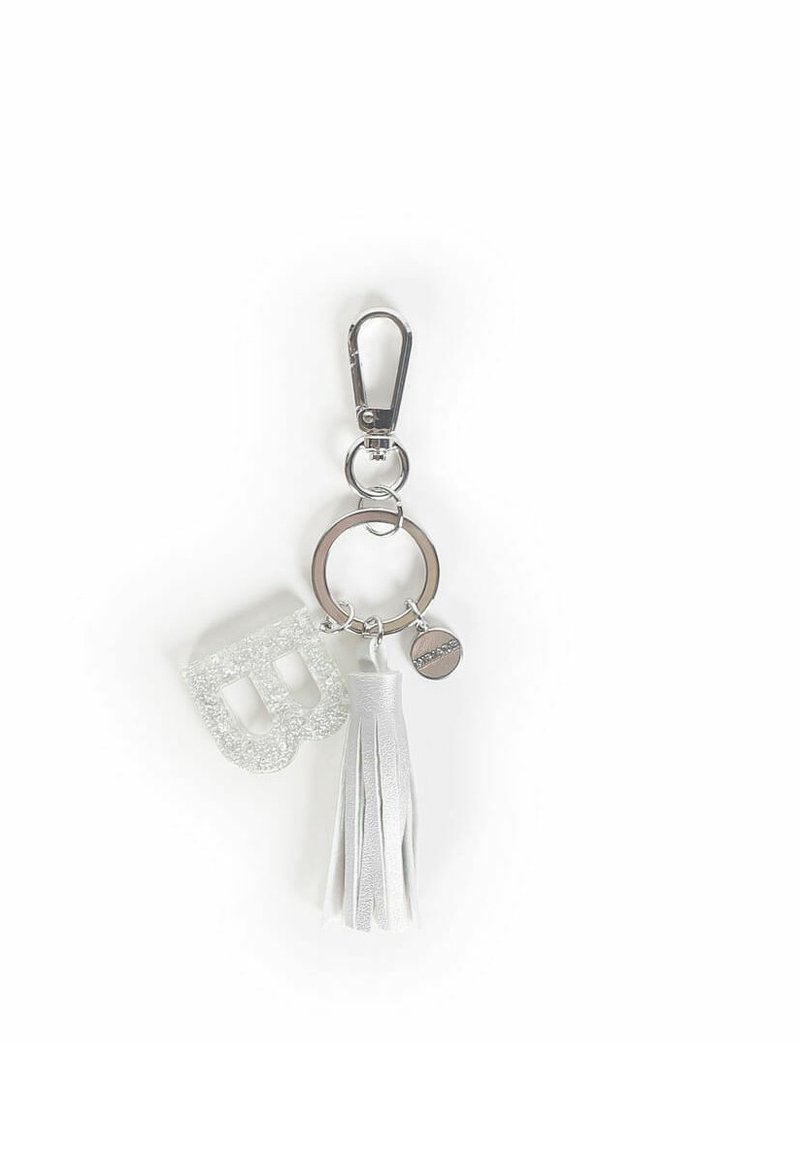 Portachiavi con hardware in argento, abbellimento glitterato traslucido, nappina in finta pelle bianca e anello circolare con un charm decorativo.