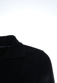 Sort fleecejakke med krave, der har lynlås foran og et diskret logo på skulderen. Blød tekstur og let design.