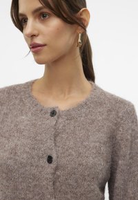 Vero Moda VMNOVAH LS O-NECK BUTTON NOOS - Strickjacke - brown
